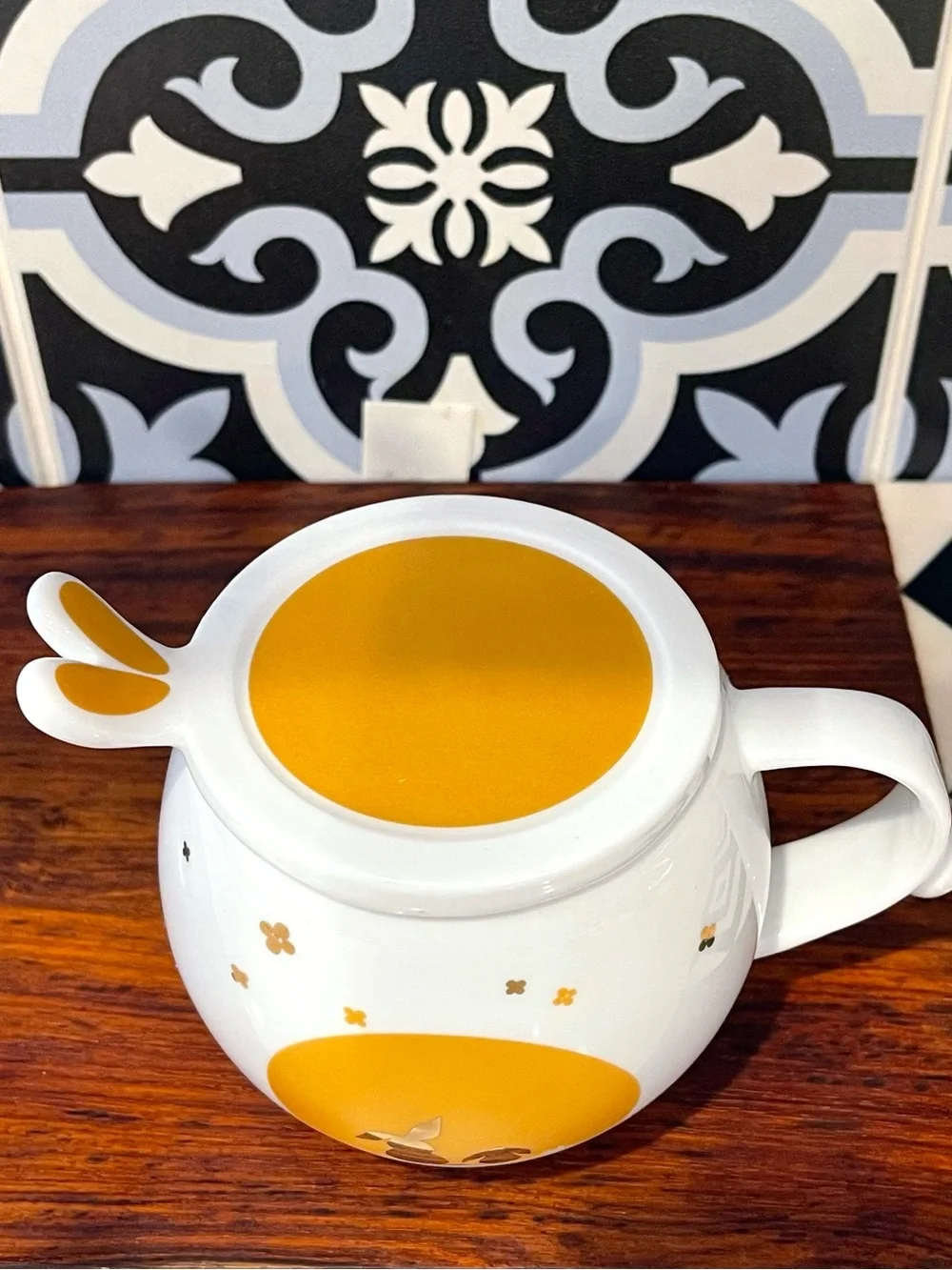 STARBUCKS 2015 Round Lidded BUNNY RABBIT Tea Ceramic Cup 12oz White Gold RAR
